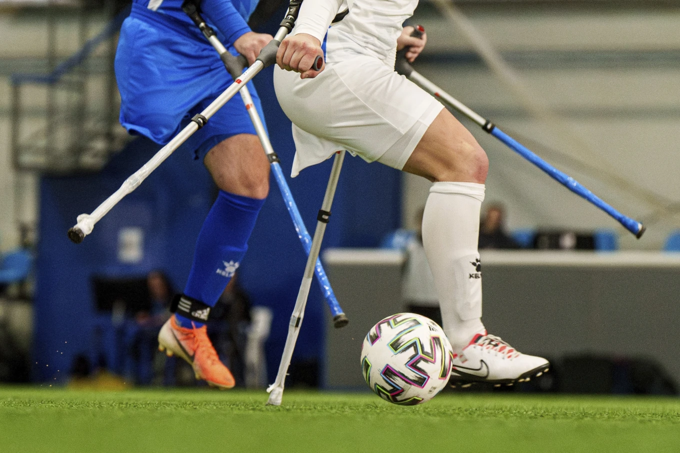 Футболісти ФК «Покрова» та ФК «Покрова-2» грають під час першого футбольного турніру для поранених ампутантів у Києві, Україна, 11 січня 2025 року.